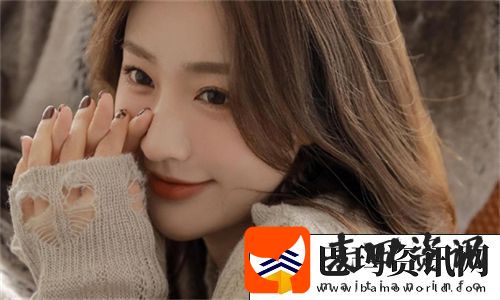 游泳馆里的两个教练孟月月相伴而行