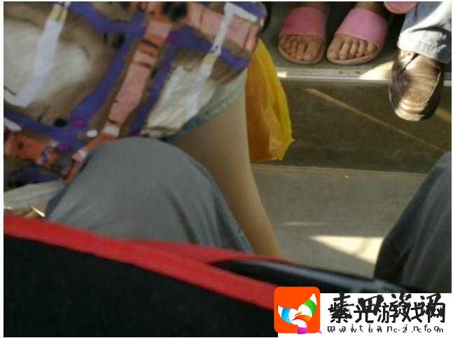 公共场所推高奶罩揉弄她